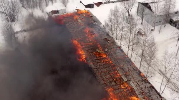 Aerial view the burning roof of the building in winter. — ストック動画