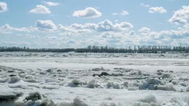 Timelapse av floden där isen smälte, och molnen i en blå himmel löper i motsatt riktning — Stockvideo