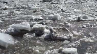 Buz parçaları süzülüyor, nehir ilkbaharda eriyor, yakınlaşıyor. 