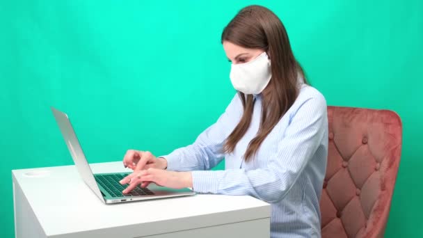 Een jonge vrouw vertelt online op social media hoe ze beschermende medische maskers moet dragen, — Stockvideo