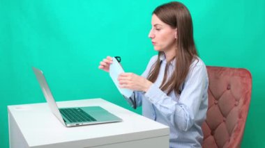 İnternette bir kadın, sosyal medyada nasıl koruyucu tıbbi maskeler takılacağını anlatıyor.,