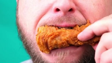 Tombul adam fast food yiyor. Kapat.