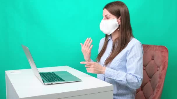 Una mujer joven dice en línea en las redes sociales cómo usar máscaras médicas protectoras , — Vídeo de stock