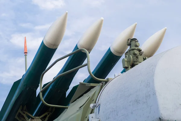Ракети готові до запуску, зброя масового знищення, підготовка до війни і боротьба з тероризмом проти блакитного мирного неба — стокове фото