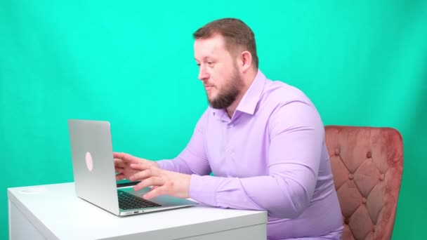 Hombre con barba en camisa habla con los clientes en calzoncillos en pantalla verde . — Vídeos de Stock