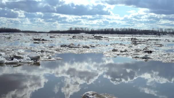Grupa chmur na niebie nad ciałem rzeki vith lód wolno poruszający się w wodzie. — Wideo stockowe