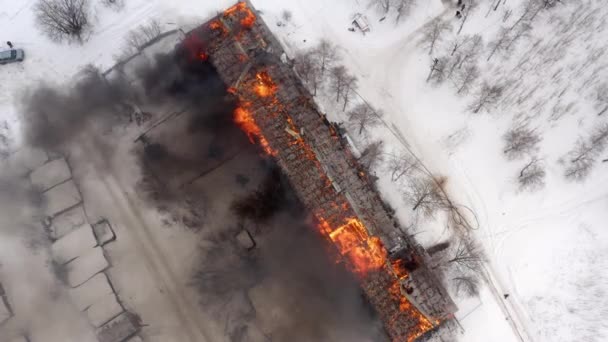 Aerial view the burning roof of the building in winter. — Stock videók