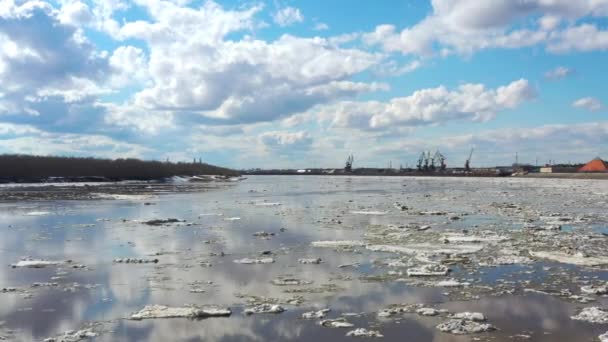 Um grupo de nuvens na neve — Vídeo de Stock