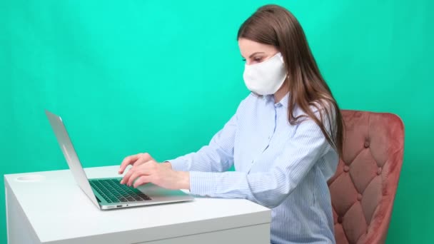 Une jeune femme dit en ligne sur les médias sociaux comment porter des masques médicaux de protection , — Video