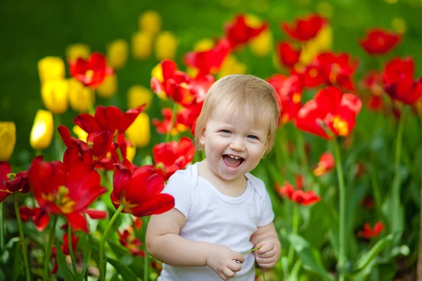 Ein Kleines Kind Einem Garten Voller Blühender Tulpen — Stockfoto