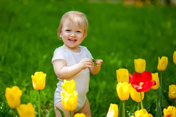 Ein Kleines Kind Einem Garten Voller Blühender Tulpen — Stockfoto