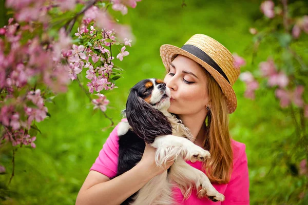 Flickor Med Hund Picknick Blommande Trädgård — Stockfoto