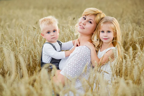 Blonde Famille Maman Avec Deux Enfants Dans Champ Blé — Photo