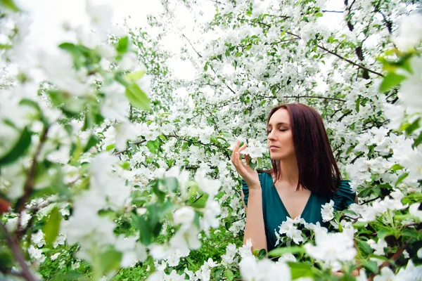 정원에 아름다운 소녀가 향기를 — 스톡 사진