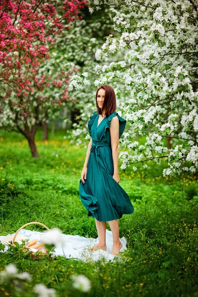 Fille Sur Pique Nique Dansant Dans Jardin Fleurs — Photo