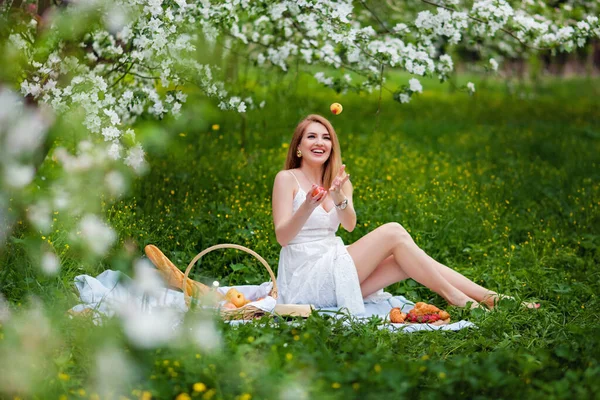Retrato Uma Menina Vestido Branco Piquenique Jardim Frutas Florescendo — Fotografia de Stock