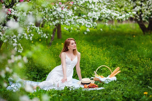 Ung Kvinna Med Picknick Korg Med Äpplen — Stockfoto