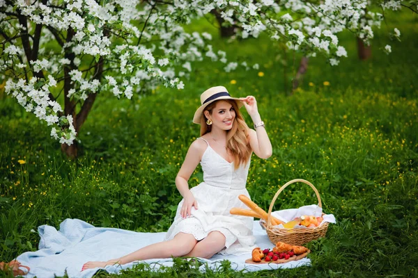 Ung Kvinna Med Picknick Korg Med Äpplen — Stockfoto