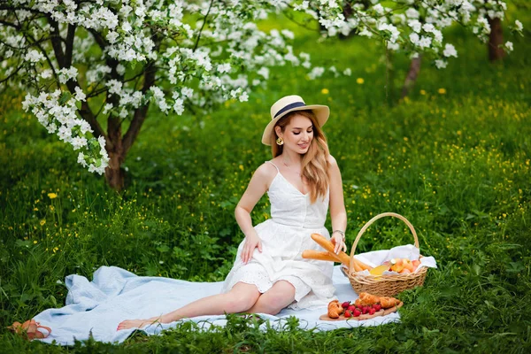Portrait Girl Hat White Dress Picnic Blooming Apple Orchard — Stock Photo, Image