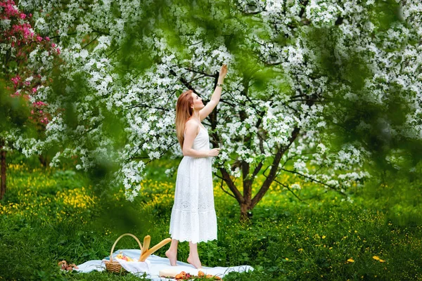 Une Jeune Femme Marche Dans Jardin Fleuri — Photo
