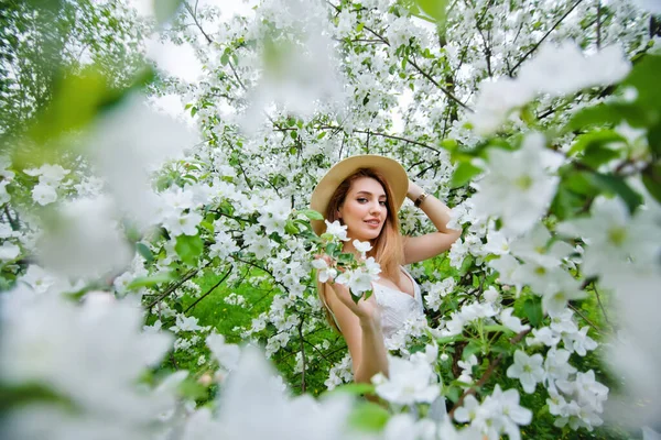 Portrait Une Belle Jeune Fille Dans Jardin Fleurs Pomme — Photo