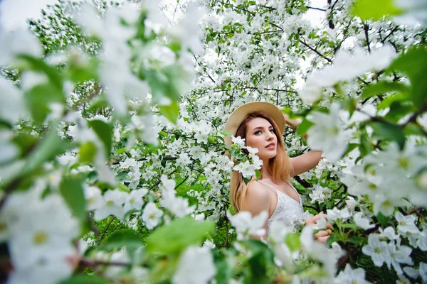 Portrait Une Fille Sur Les Branches Pommier Blanc Fleurs — Photo