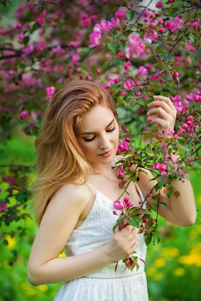 Porträtt Vacker Flicka Hatt Och Vit Klänning Blommande Trädgård — Stockfoto