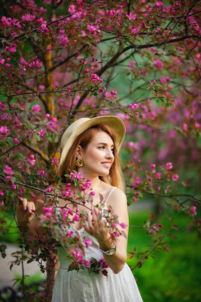 Retrato Uma Menina Bonita Chapéu Vestido Branco Jardim Florescente — Fotografia de Stock