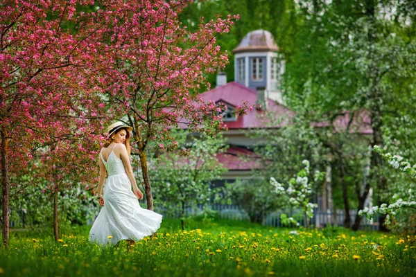 Une Jeune Femme Marche Dans Jardin Fleuri — Photo