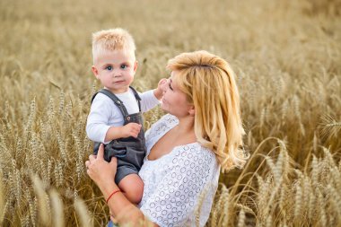 Genç kadın ve çocuk buğday tarlasında