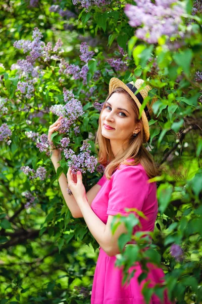 Retrato Uma Menina Estilo Pin Jardim Florescente — Fotografia de Stock