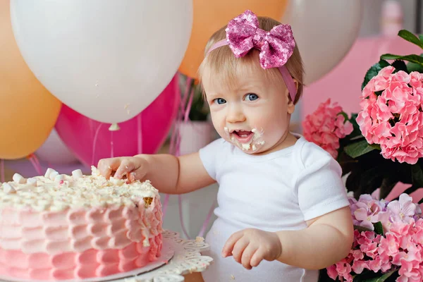 Κοριτσάκι στο τραπέζι με τούρτα γενεθλίων και μπαλόνια — Φωτογραφία Αρχείου