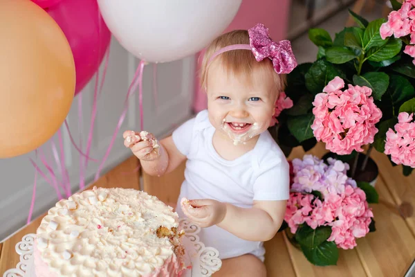 Κοριτσάκι στο τραπέζι με τούρτα γενεθλίων και μπαλόνια — Φωτογραφία Αρχείου