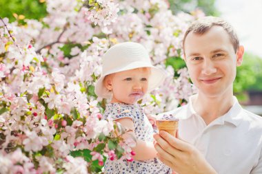 Babası ve kızı dışarıda dondurma yiyorlar.