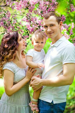 İlkbahar. Bahar sakurası çiçek açar. Sakura çiçek bahçesinde mutlu bir çift. Turist ailesi Sakura parkında yürüyor. Bahar bahçesinde mutlu bir aile. Anne baba ve küçük oğul birlikte Sakura parkında..