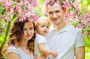 İlkbahar. Bahar sakurası çiçek açar. Sakura çiçek bahçesinde mutlu bir çift. Turist ailesi Sakura parkında yürüyor. Bahar bahçesinde mutlu bir aile. Anne baba ve küçük oğul birlikte Sakura parkında..