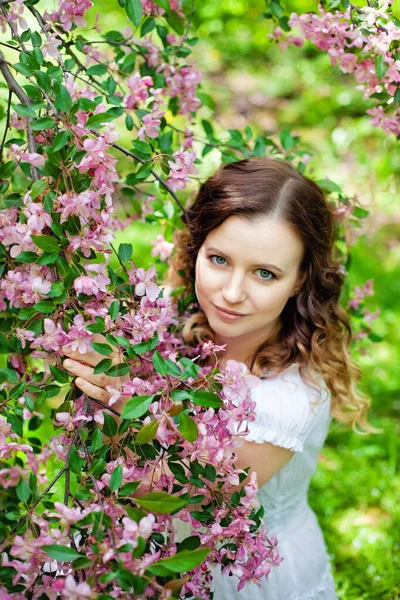 Joyeux Jeune Fille Profiter Fleur Pêche Promenade Printanière Dans Jardin — Photo