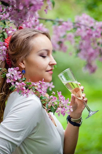 Belle Femelle Avec Coupe Champagne Dans Jardin Sakura — Photo
