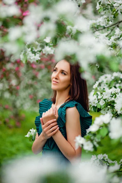 Beautiful Young Brunette Woman Standing Apple Tree Warm Summer Day — 스톡 사진