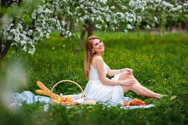 Une Belle Jeune Femme Fait Pique Nique Jour Printemps Dans — Photo