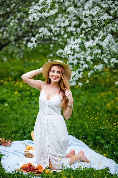 Uma Senhora Positiva Chapéu Vestido Verão Fundo Uma Macieira Florescente — Fotografia de Stock