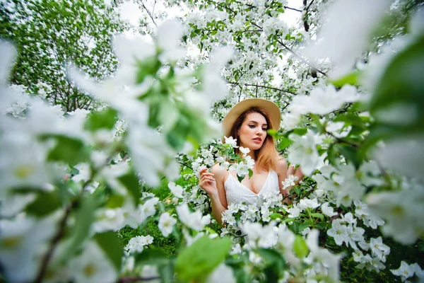 Belle Adolescente Rousse Profitant Vie Printemps Jardin Fleurs Contre Les — Photo