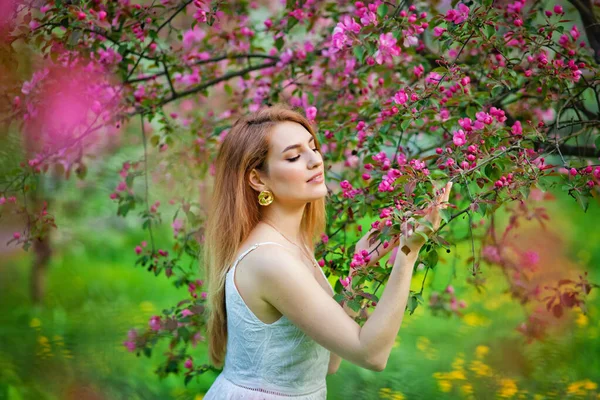 Menina Ruiva Adolescente Bonita Desfrutando Vida Jardim Florescendo Primavera Contra — Fotografia de Stock