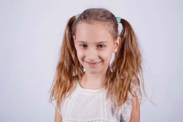 Portret Dziewczyny Dwuogoniastą Fryzurą Uśmiecha Się Patrzy Kamerę — Zdjęcie stockowe