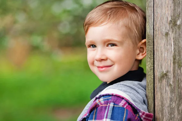 Bambino Siede Una Panchina Legno Parco Primavera — Foto Stock