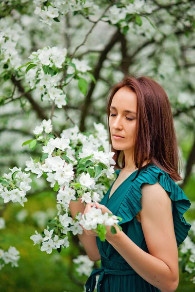 Beautiful Young Brunette Woman Standing Apple Tree Warm Summer Day — 스톡 사진