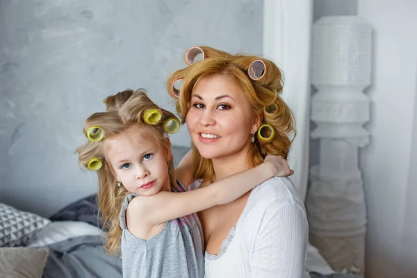 Счастливая Семья Мать Дочь Делают Волосы Бигуди Макияж Весело Провести — стоковое фото