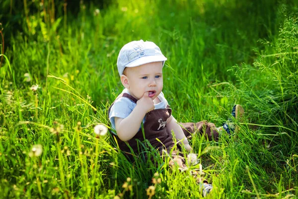 Ein Kleiner Junge Mit Hellen Haaren Mütze Blauem Hemd Und — Stockfoto