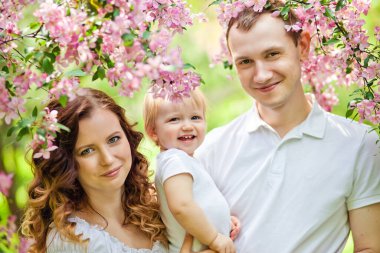 İlkbahar. Bahar sakurası çiçek açar. Sakura çiçek bahçesinde mutlu bir çift. Turist ailesi Sakura parkında yürüyor. Bahar bahçesinde mutlu bir aile. Anne baba ve küçük oğul birlikte Sakura parkında..