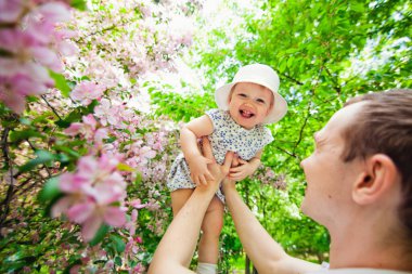 İlkbahar. Bahar sakurası çiçek açar. Sakura çiçek bahçesinde mutlu bir çift. Turist ailesi Sakura parkında yürüyor. Bahar bahçesinde mutlu bir aile. Anne baba ve küçük oğul birlikte Sakura parkında..